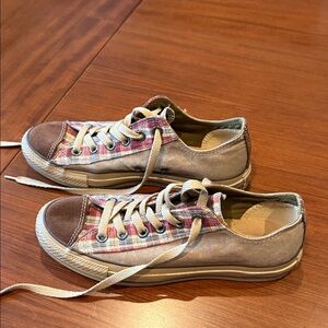 Women’s Low-Top Plaid Accent Canvas Sneakers in Brown